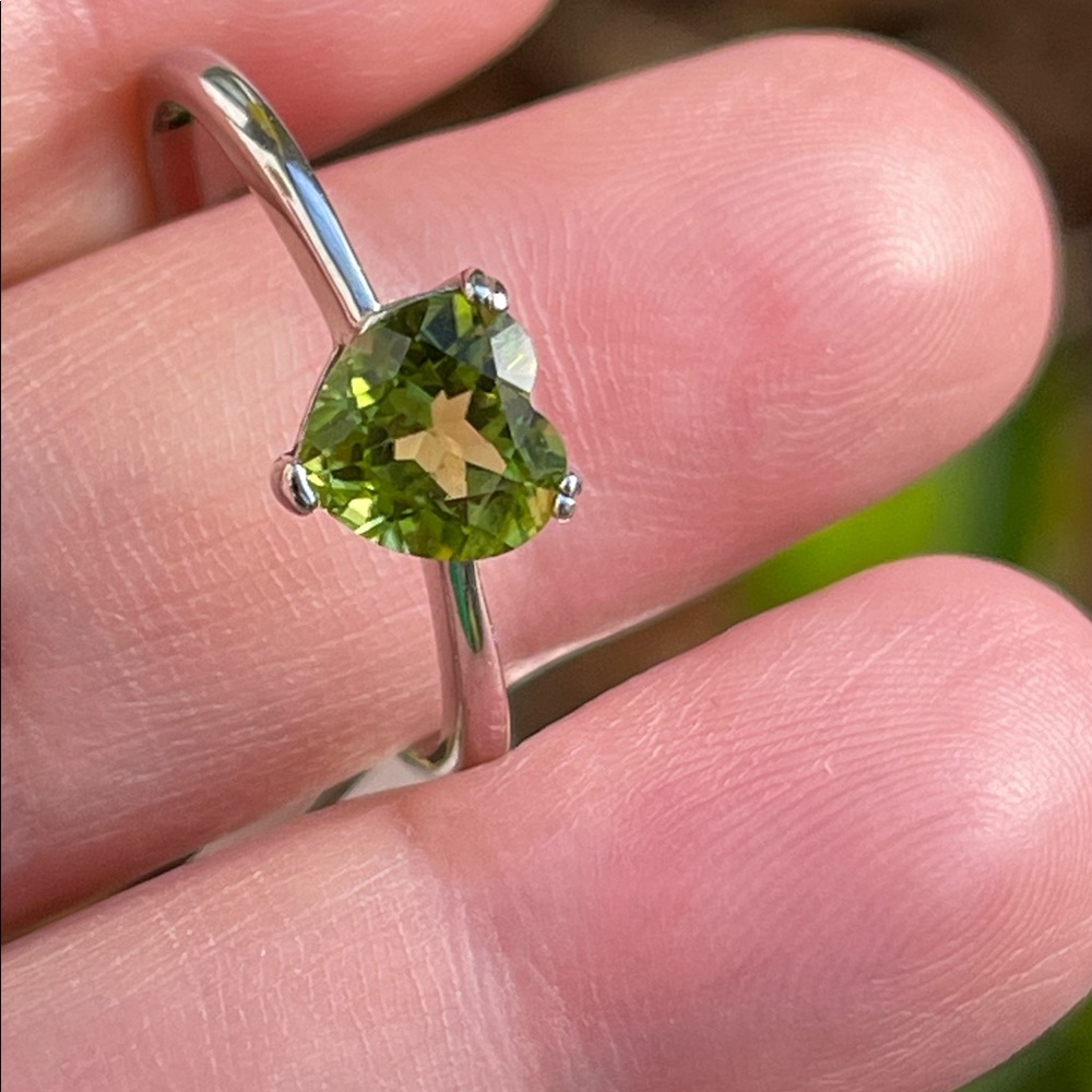 NWT Elegant Natural Peridot 6.5X7mm Heart Ring in 925 Sterling Silver Size 10